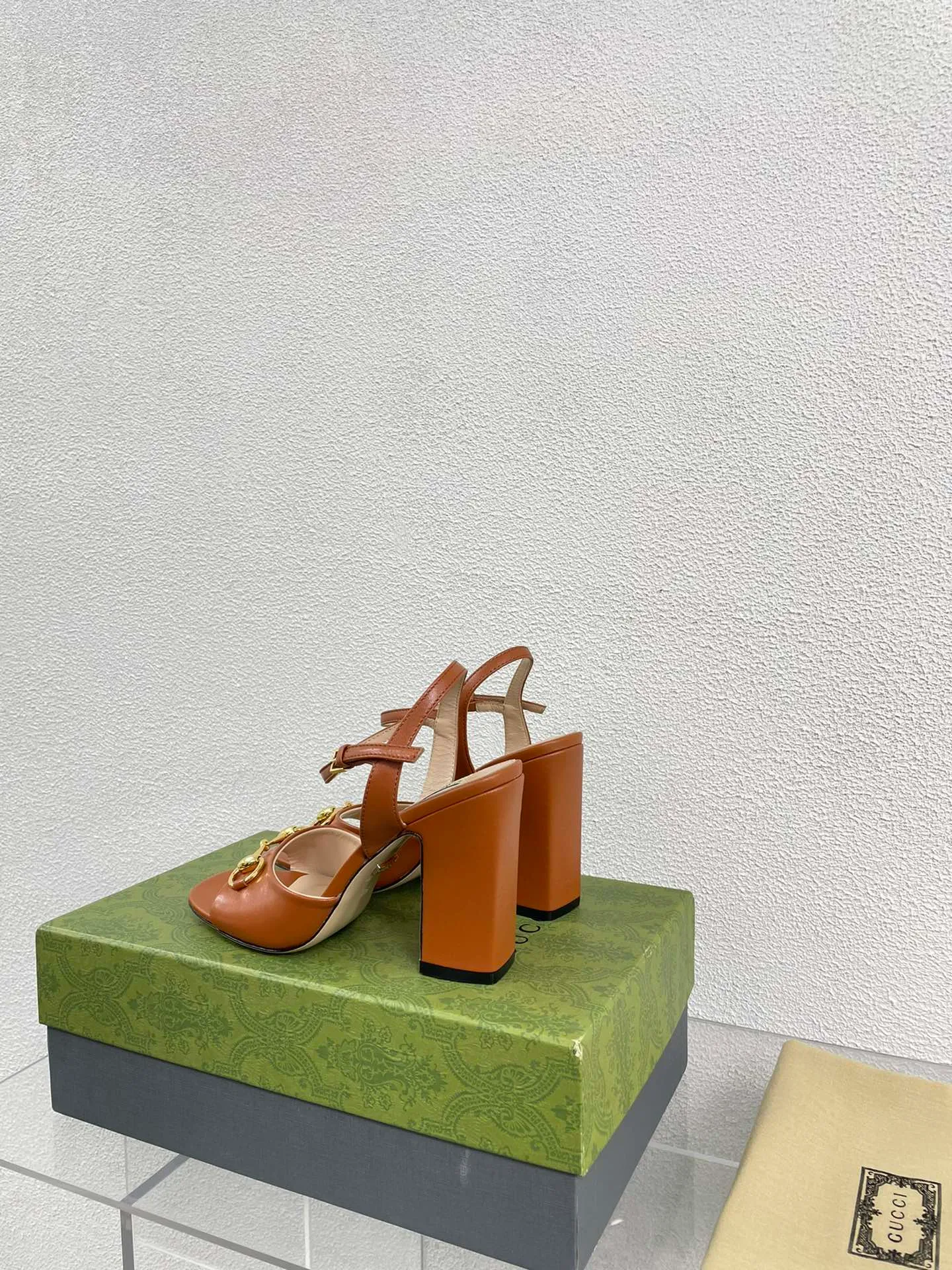 👟👟Ex-factory price 520👟👟 Classic Gucci sandals 💰 Popular 🔥 single product brown, upper made of lambskin, classic logo💪 Exquisite double G diamond buckle hardware, Italian imported genuine leather outsole💯 Sheepskin lining, feet, classic hardware buckle, original custom code number: 35 36 37 38 39 40 41 42 (order 40 41 42) with original packaging